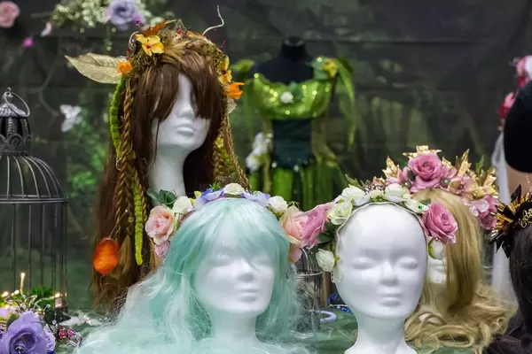 Perücken mit Blumenkränzen