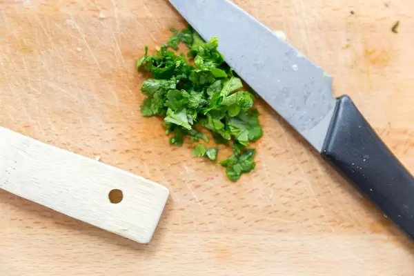 Petersilie und Küchenmesser