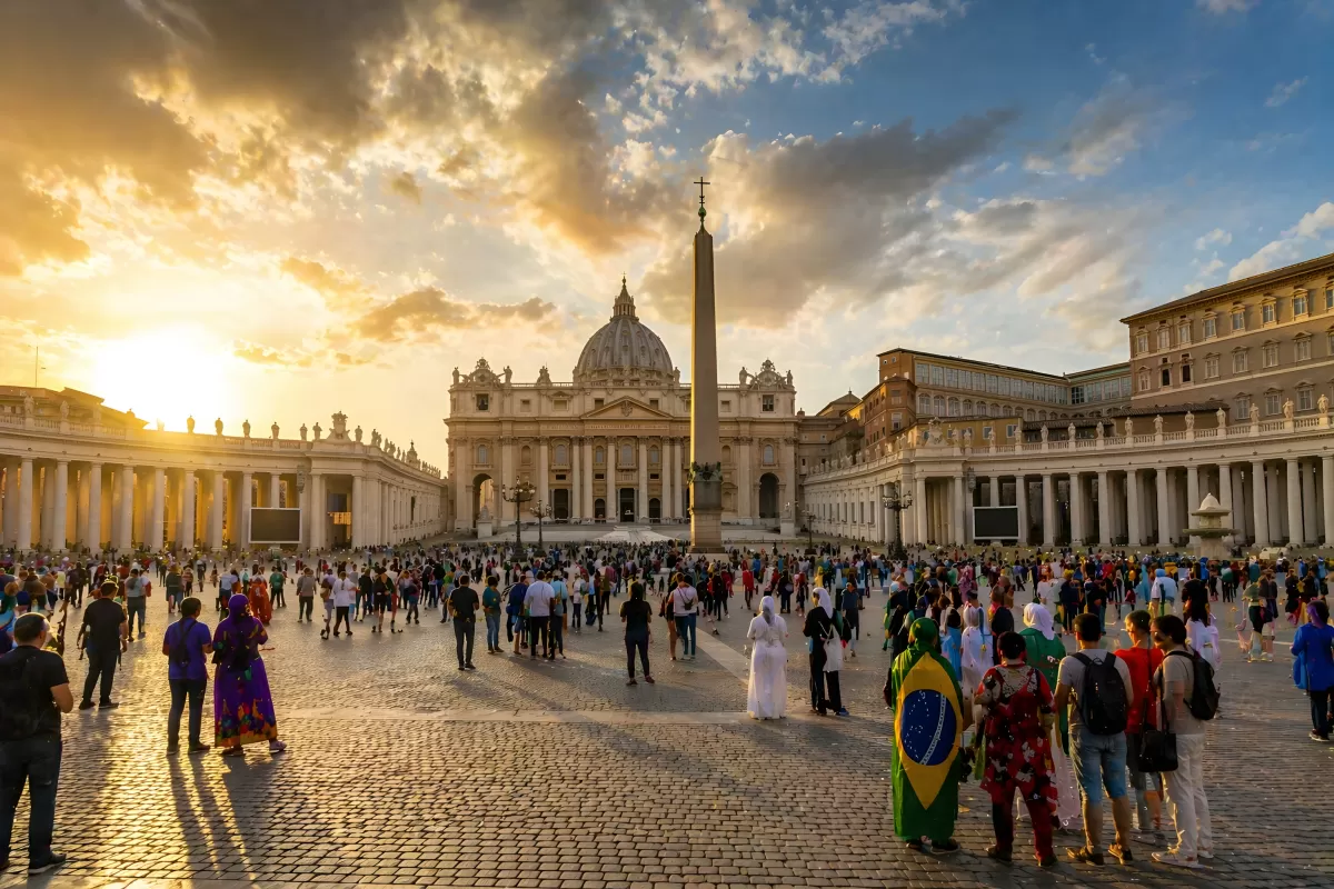 Petersplatz im Vatikan bei goldenem Sonnenuntergang