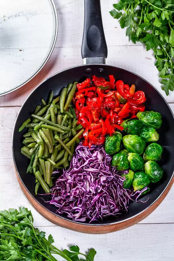 Pfanne mit Rosenkohl Pfefferspargel und Rotkohl Draufsicht