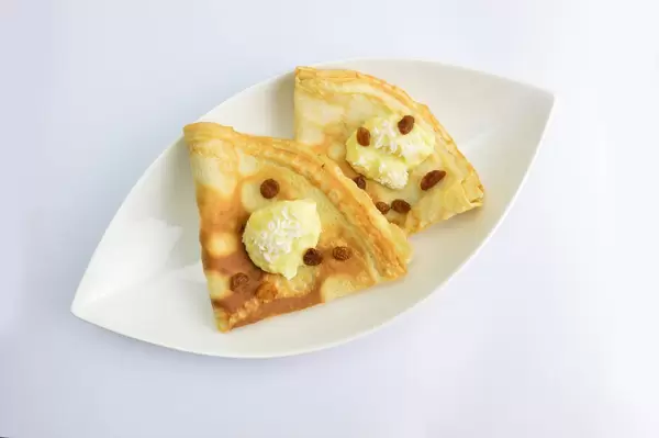 Pfannkuchen mit Bananen-Mousse und Rosinen