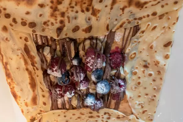 Pfannkuchen mit Nutella und Beeren am Danilovsky Market in Moskau