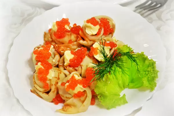 Pfannkuchen mit rotem Kaviar