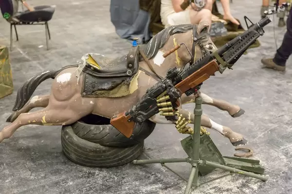 Pferd, Reifen und Maschinengewehr