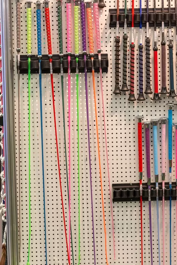 Pferdepeitschen in verschiedenen Farben