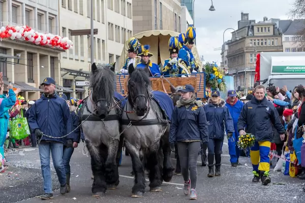 Pferdewagen des Vereins Treuer Husar beim Rosenmontagszug - Kölner Karneval 2018