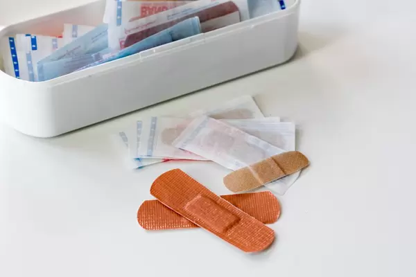 Pflaster auf weißem Tisch und im Behälter