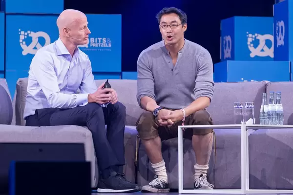 Philipp Rösler und Marc Walder diskutieren beim Bits & Pretzels 2018