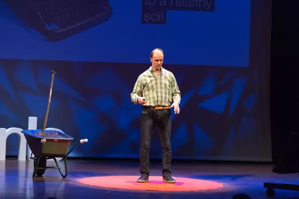 Philippe van der Grinten hält einen Vortrag über die Wichtigkeit von gesunden Böden - TEDxVenlo 2017