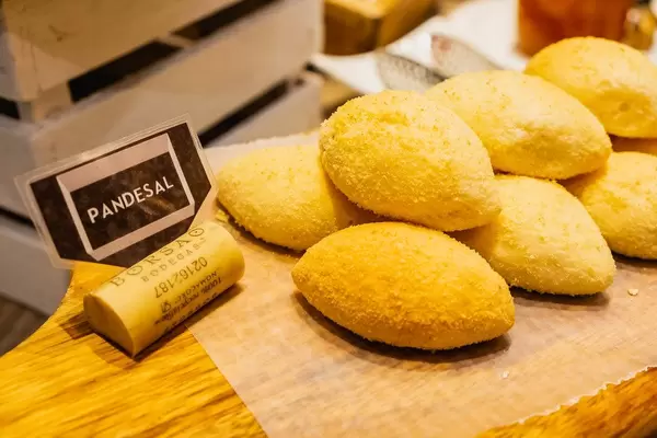 Philippinische Pandesal Brötchen auf einem Holzbrettchen