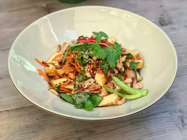 PHO XAO SOT ME: Bio-tofu in Streifen gebraten mit Bandnudeln, Zwiebeln, Möhren, Buschbohnen, Shiitake-Pilzen, in Tamarindesauce, dazu Sesam, Erdnüsse, Röstzwiebeln