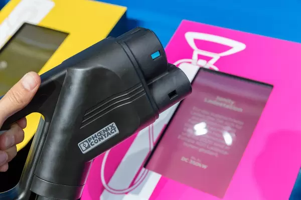 Phoenix Contakt Schnellladesystem für E-Autos, vor einer Ionity Ladestation von Ford