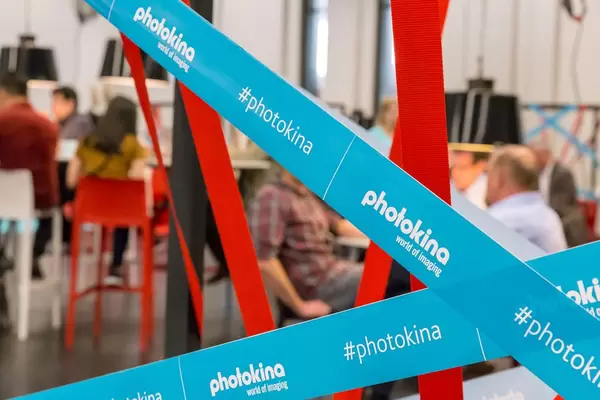 #photokina Banner an der Messe in Köln mit Leuten im Hintergrund