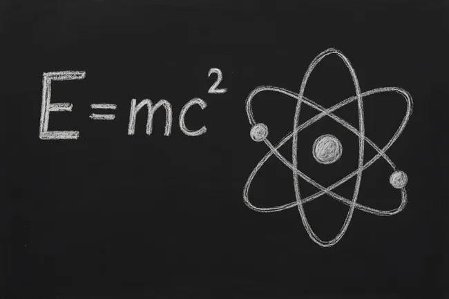 Physikformel und Atomsymbol auf Tafel