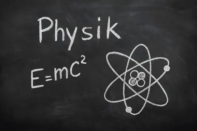 Physikstunde mit Tafel und Formeln