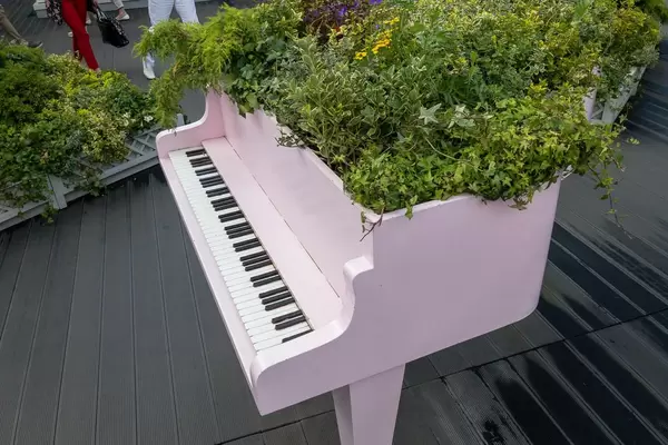 Piano als riesiger Blumentopf