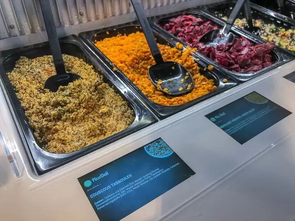 Picadeli Salatbar mit verschiedenen Zutaten wie Couscous Tabbouleh, Indischem Möhren-Linsen-Salat oder Rote-Beete-Salat