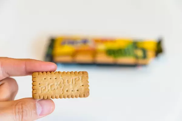 Pick Up Mini High5 Hanf edition in a hand