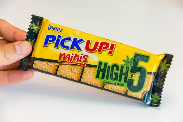 PICK UP minis High5 Hanf Edition vor weißem Hintergrund gehalten in einer Hand