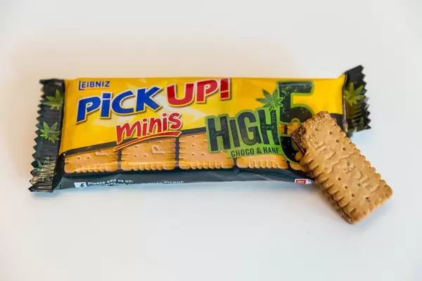 PICK UP minis High5 Hanf Edition vor weißem Hintergrund