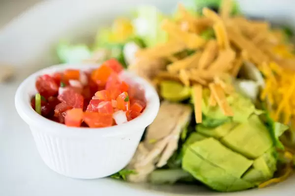 Pico de gallo in einer kleinen Schüssel