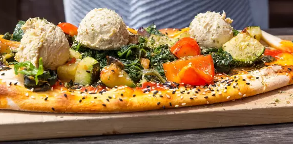 Pide mit Gemüse und Humus