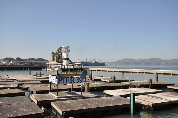 Pier 39 im Hafen von San Francisco mit Liegeplätzen für Seelöwen