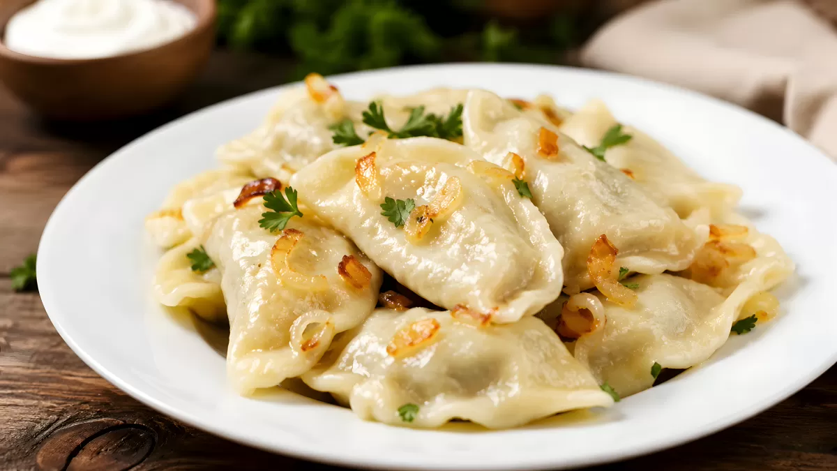 Pierogi mit karamellisierten Zwiebeln auf Teller