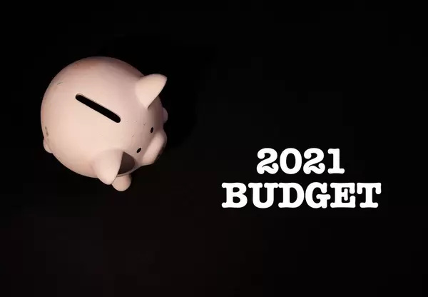 Piggy bank with 2021 budget text