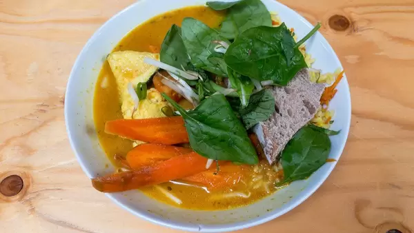 Pikantes Mumbai-Curry mit frischen Tomaten, Kichererbsen, Blumenkohl und Duftreis (vegan)