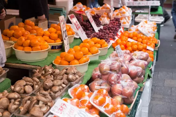 Pilze, Mandarinen und Äpfel