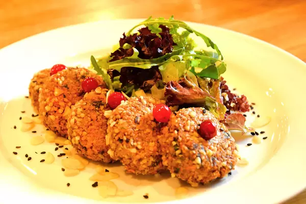 Pilzfalafel mit Walnuss Krümel