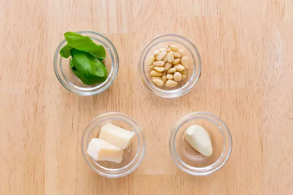 Pinienkerne, Basilikum, Knoblauch und Käse