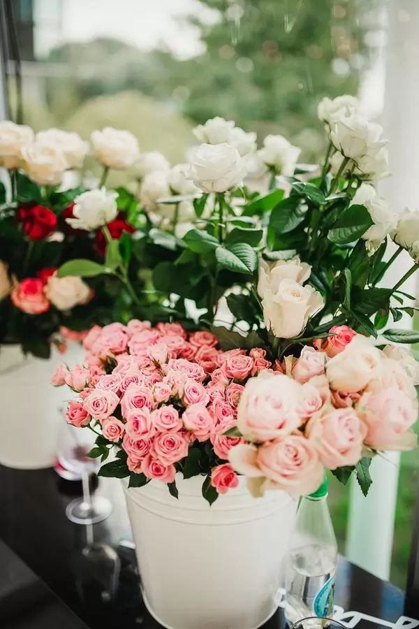 Pink And White Roses Wedding Decor