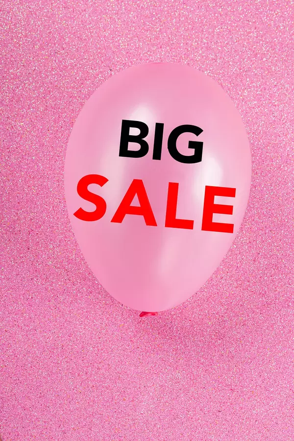 Pink background with balloon and inscription big sale