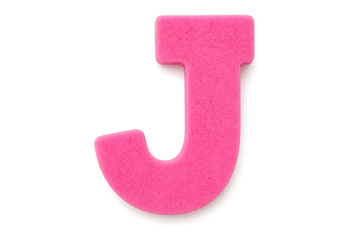 Pinker Buchstabe J aus Schaumstoff auf weißem Hintergrund