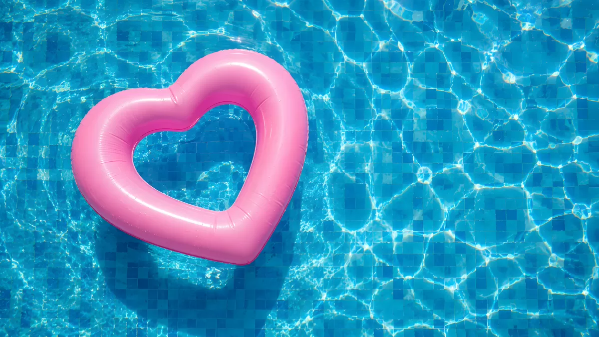 Pinker Herz-Schwimmring im türkisen Pool