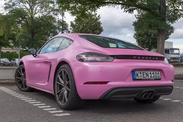Pinker Porsche 718 Cayman Sportwagen