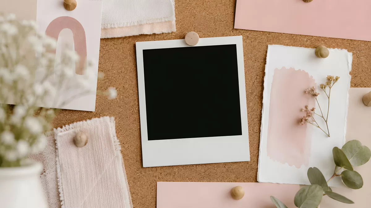 Pinnwand mit Polaroid und rosa Dekoelementen