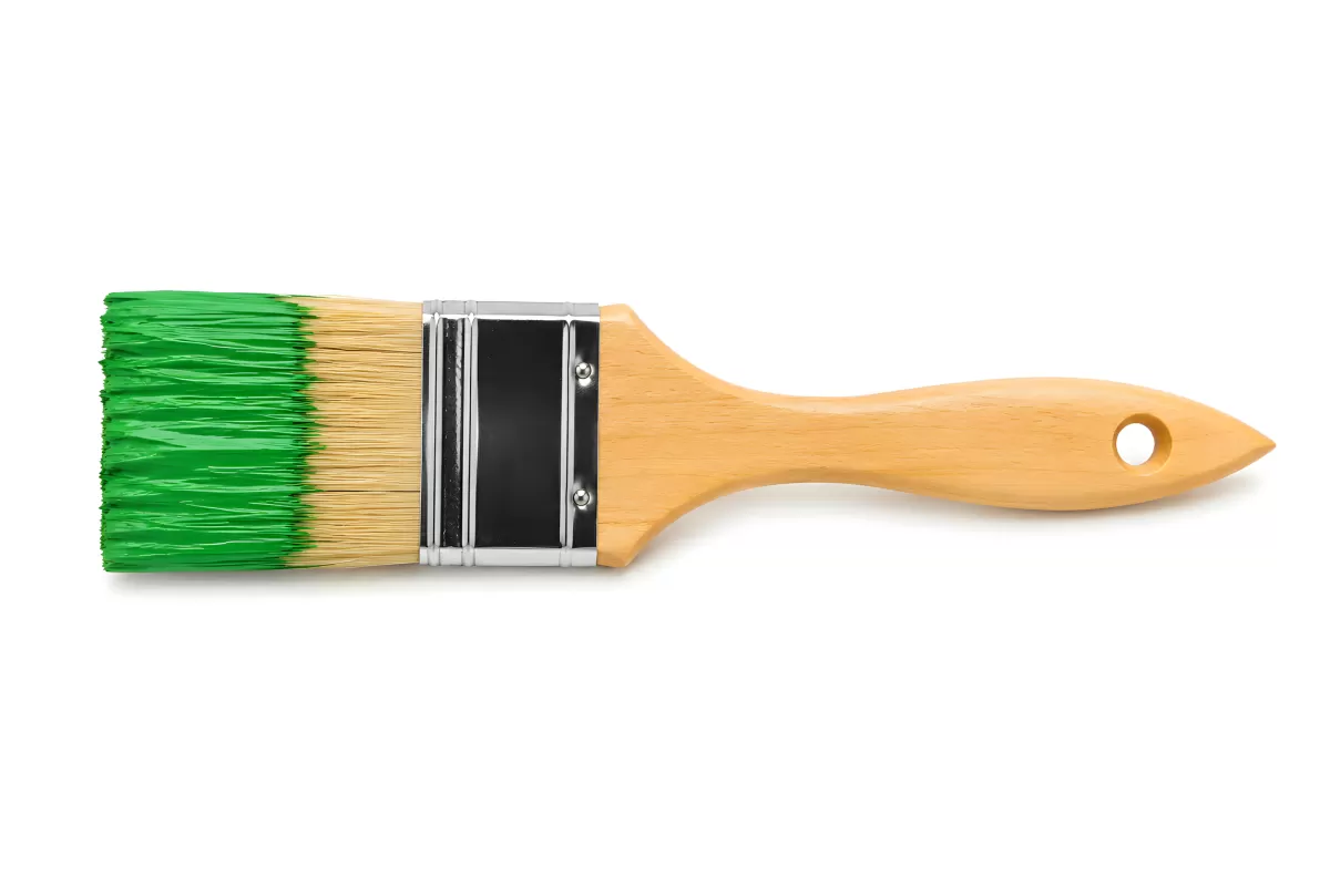 Pinsel mit grüner Farbe und Holzgriff von oben