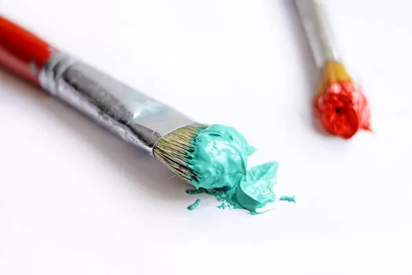 Pinsel mit grüner und roter Farbe