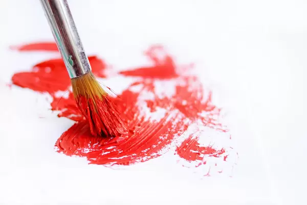 Pinsel mit roter Farbe