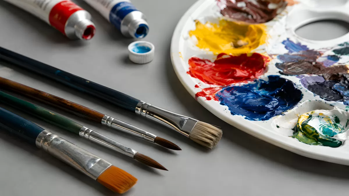Pinsel und Farbpalette mit Ölfarben im Atelier