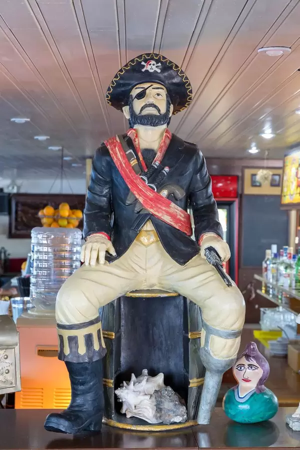 Pirat als Dekostück in einer Bar