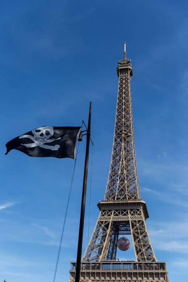 Piratenflagge und Eiffelturm