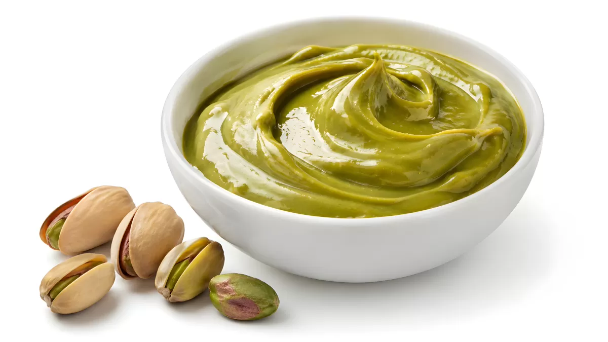 Pistazien-Creme in weißer Schale mit Pistazien