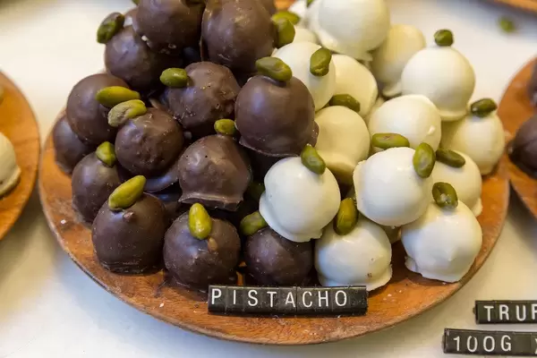 Pistazien-Pralinen mit weißer und dunkler Schokolade im "Chök- The Chocolate Kitchen" in Barcelona, Spanien