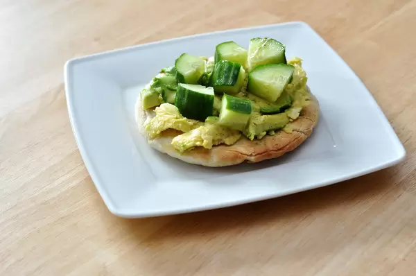 Pita mit Avocado, Gurken und Pfeffer