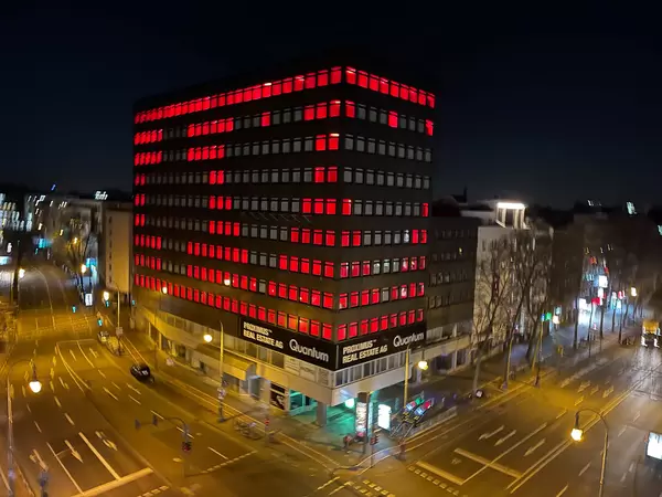 Pixelfassade der Kölner Designagentur „studio polylog“ am Hohenzollernring mit Herzen und Kreuz