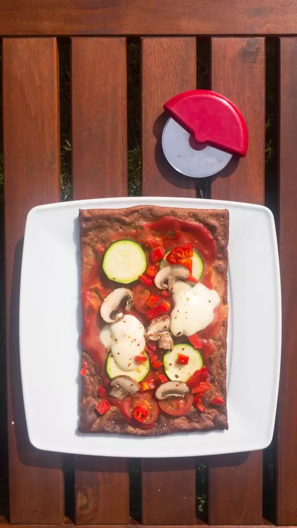 Pizza: Champignons, Zucchini, Paprika, Cherrytomaten, Käse